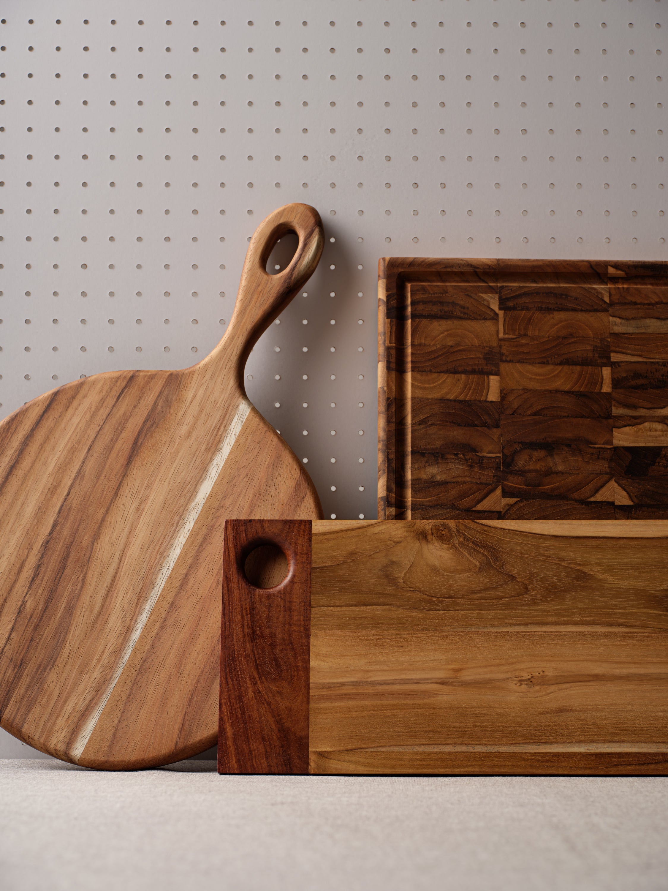 round serving board with handle